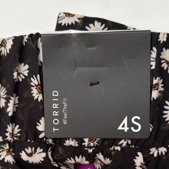 •Torrid• NWT Wide Leg Daisy Ditsy Floral Pants - Size 4X Short - Picture 10 of 12